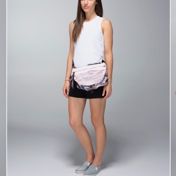 Lululemon Wamo Camo Go Lightly Bag - Picture 16 of 16